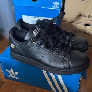 adidas • black stan smith